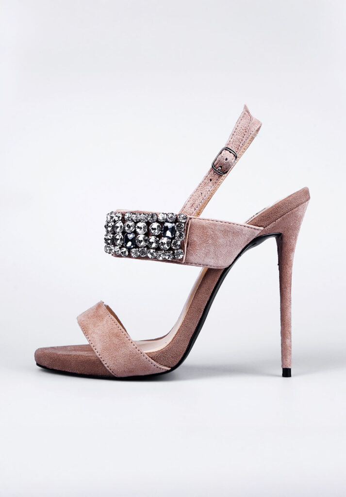 Beyaz fonda taş süslemeli pudra rengi kadın topuklu ayakkabı fotoğraf çekimi