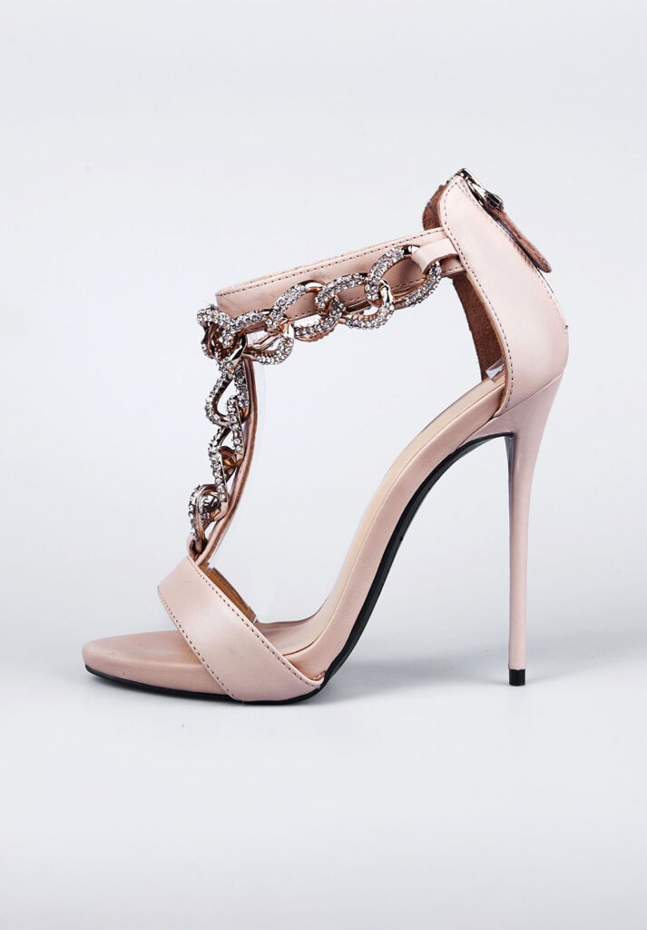 Zincir taş detaylı pembe stiletto ayakkabı, beyaz arka planda ürün fotoğrafı