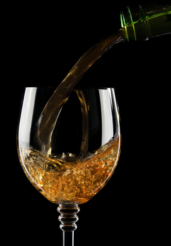 Cam kadehe içecek dökülürken ürün çekimi