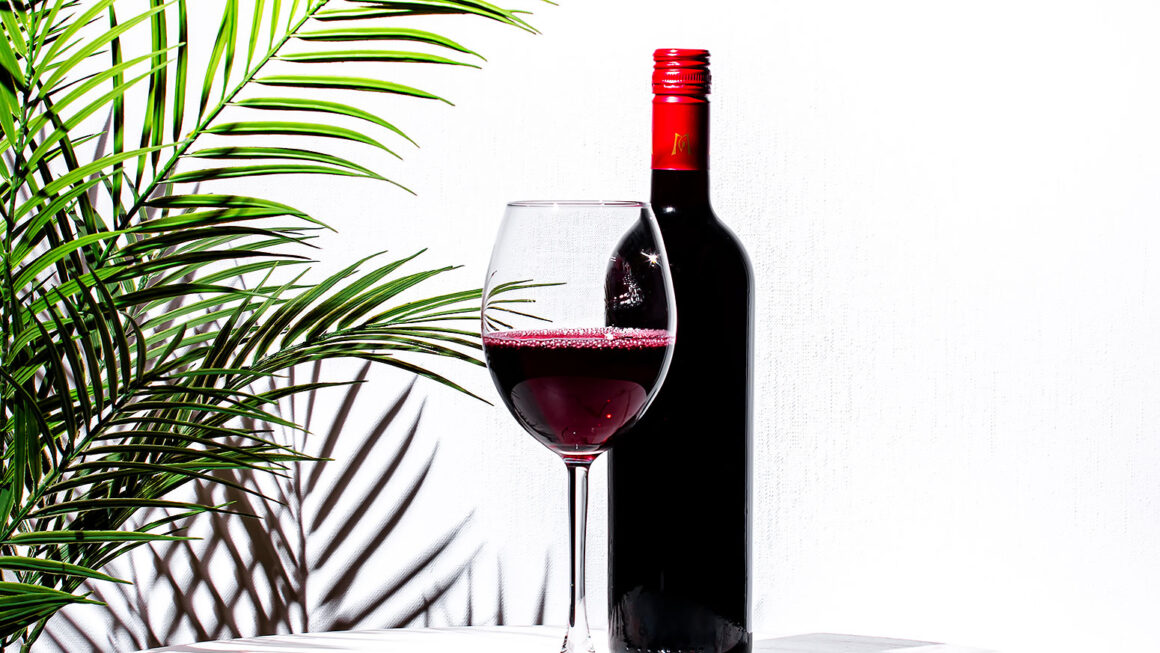 Şeffaf cam şarap kadehi ürün fotoğraf çekimi – NPR Ajans