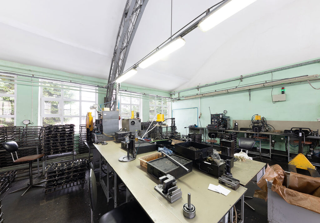 Bir sanayi atölyesi içinde üretim makineleri ve ekipmanlarla donatılmış çalışma alanı.