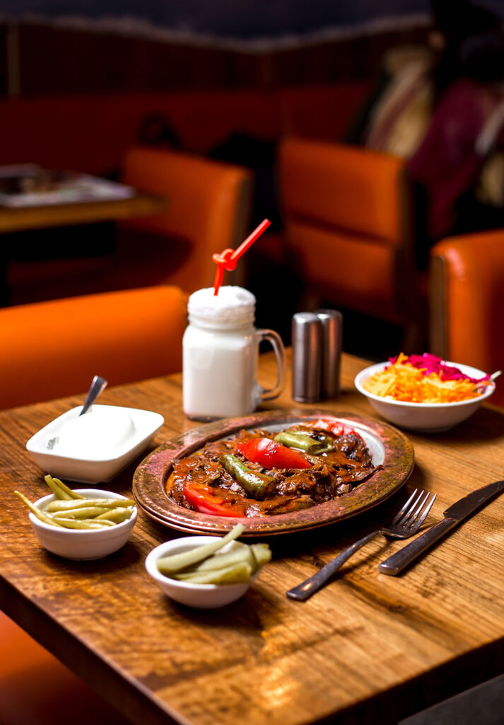 Bakır kapakta sunulan iskender kebap ve yoğurt tabağı – Getir restoran fotoğraf çekimi