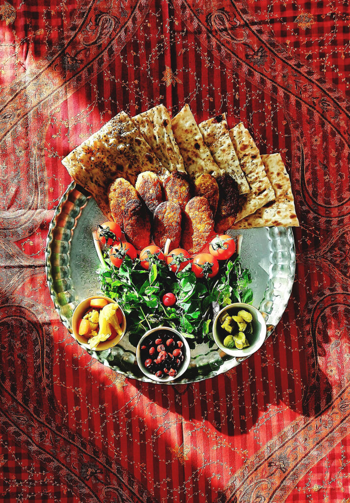 Geleneksel bakır tabakta kebap ve garnitür sunumu – Getir yemek çekimi