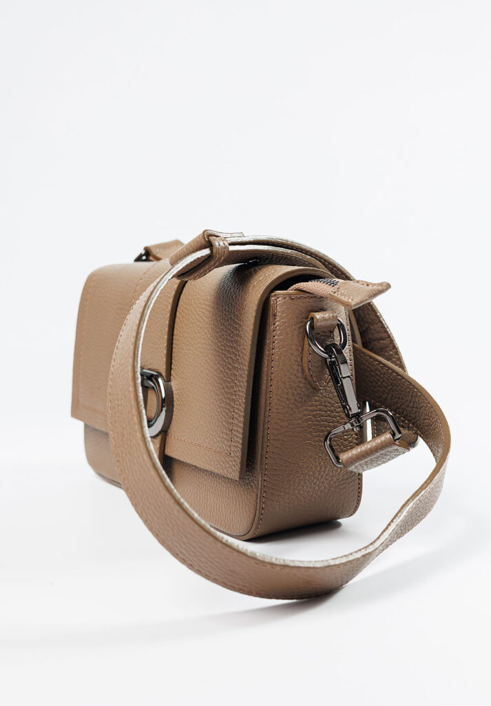 Kahverengi deri kadın çanta arka detay çekimi – stüdyo ortamında