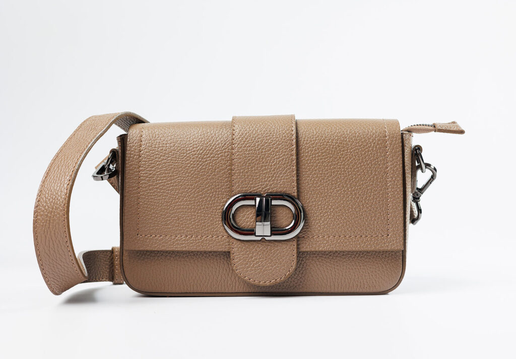 Önden çekilmiş kahverengi deri kadın çanta – profesyonel ürün fotoğraf çekimi