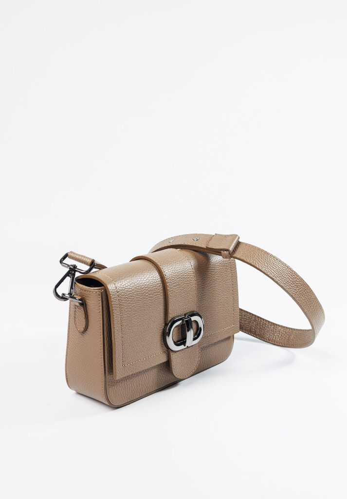 Kahverengi deri kadın çanta yan açıdan stüdyo ürün çekimi – NPR Ajans