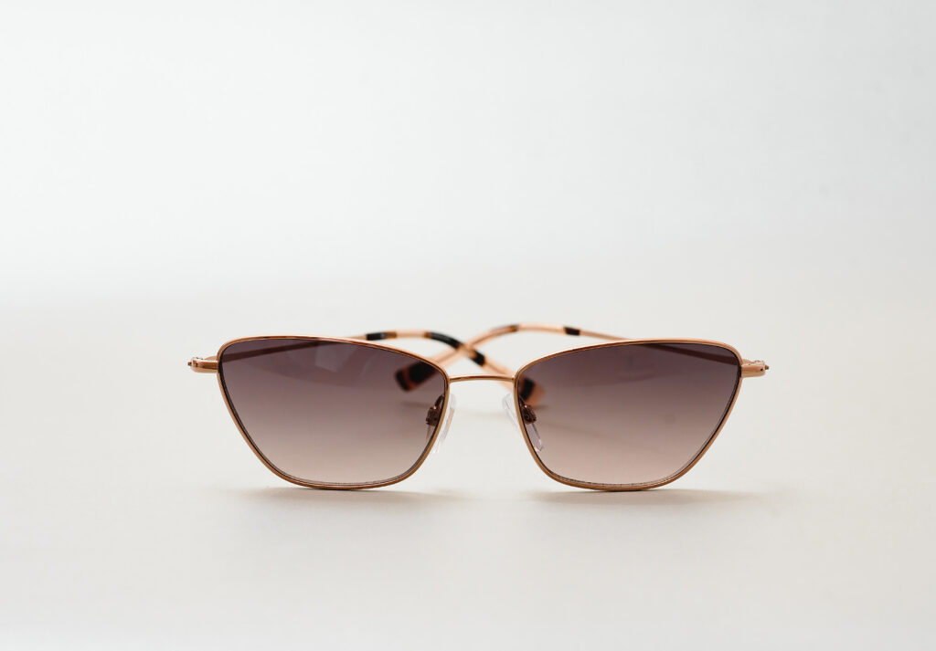 Kahverengi çerçeveli kadın güneş gözlüğü e-ticaret ürün fotoğraf çekimi