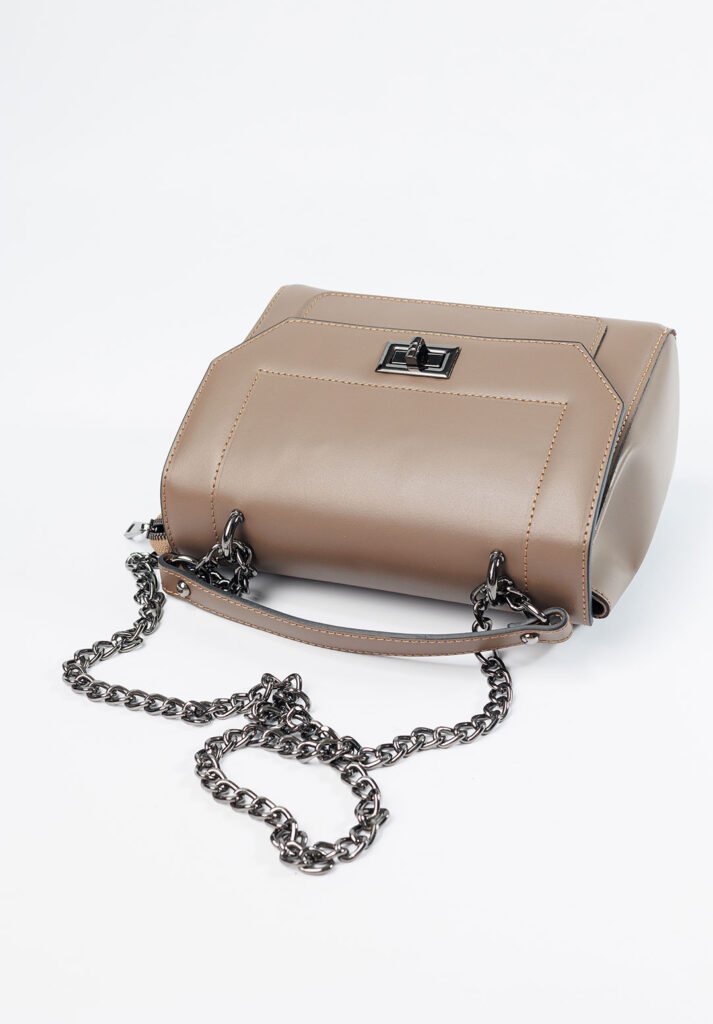 Zincir askılı kahverengi kadın çanta üstten stüdyo çekimi