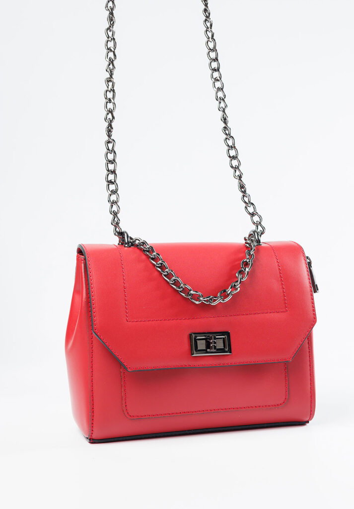 Önden çekilmiş zincir askılı kırmızı çanta – NPR Ajans ürün fotoğraf çekimi