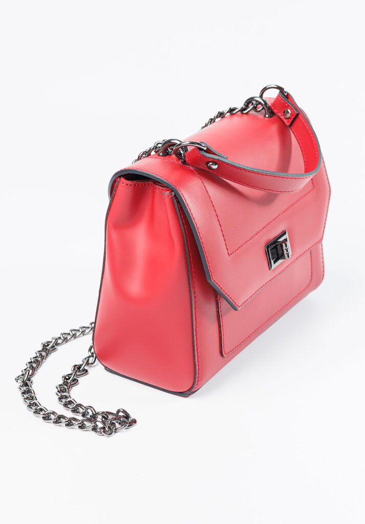 Yan açıdan çekilmiş kırmızı kadın çanta – ürün fotoğraf çekimi