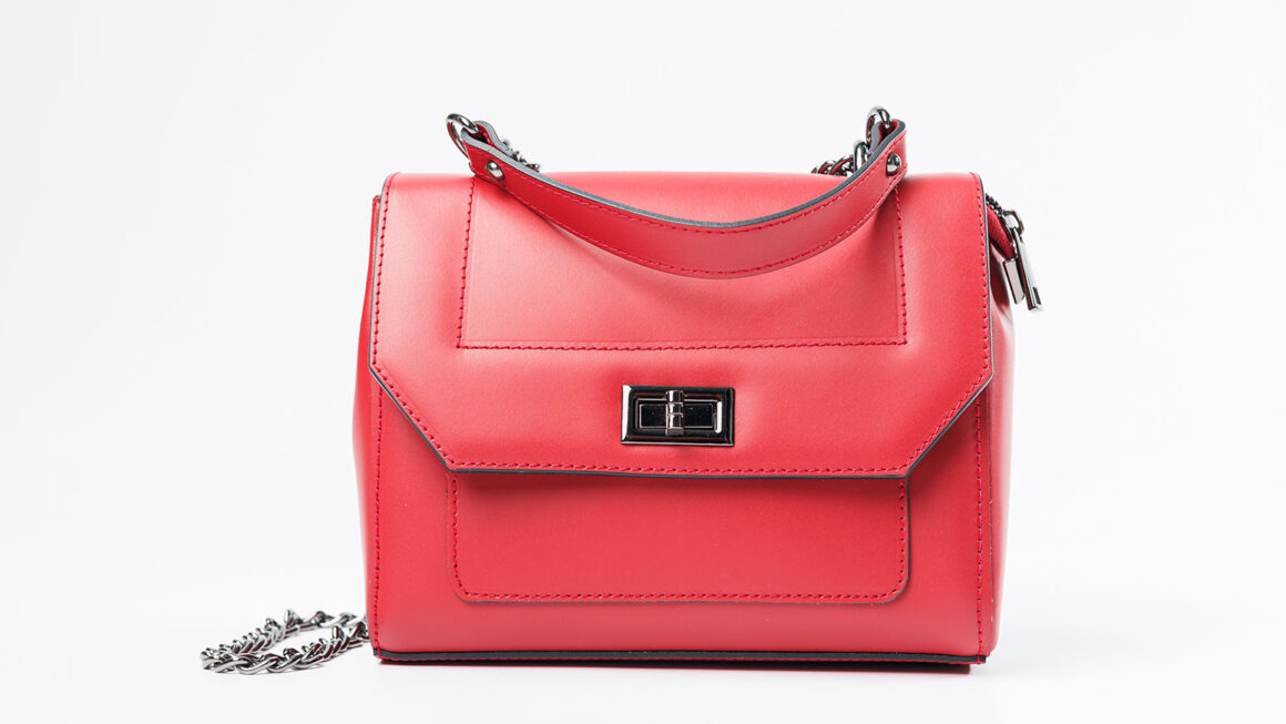Beyaz arka planda zincir askılı kırmızı kadın çanta ürün fotoğrafı – NPR Ajans