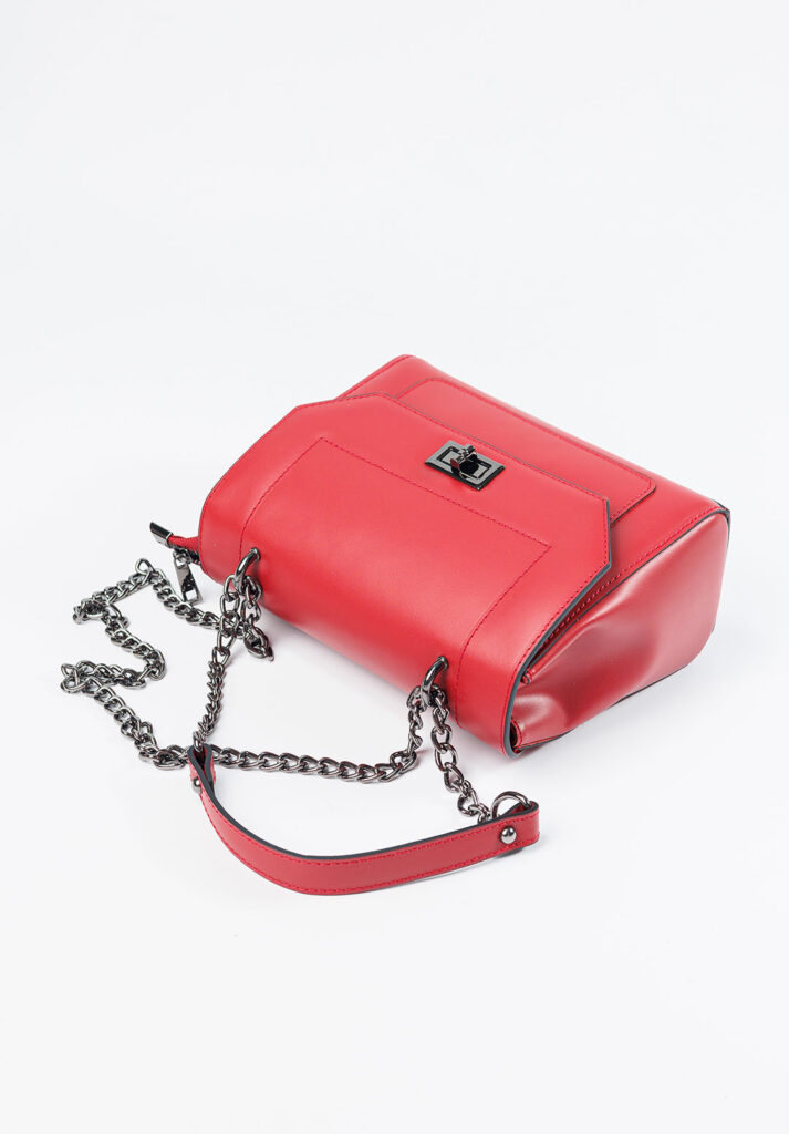 Üstten çekilmiş kırmızı zincir askılı kadın çantası – profesyonel ürün çekimi