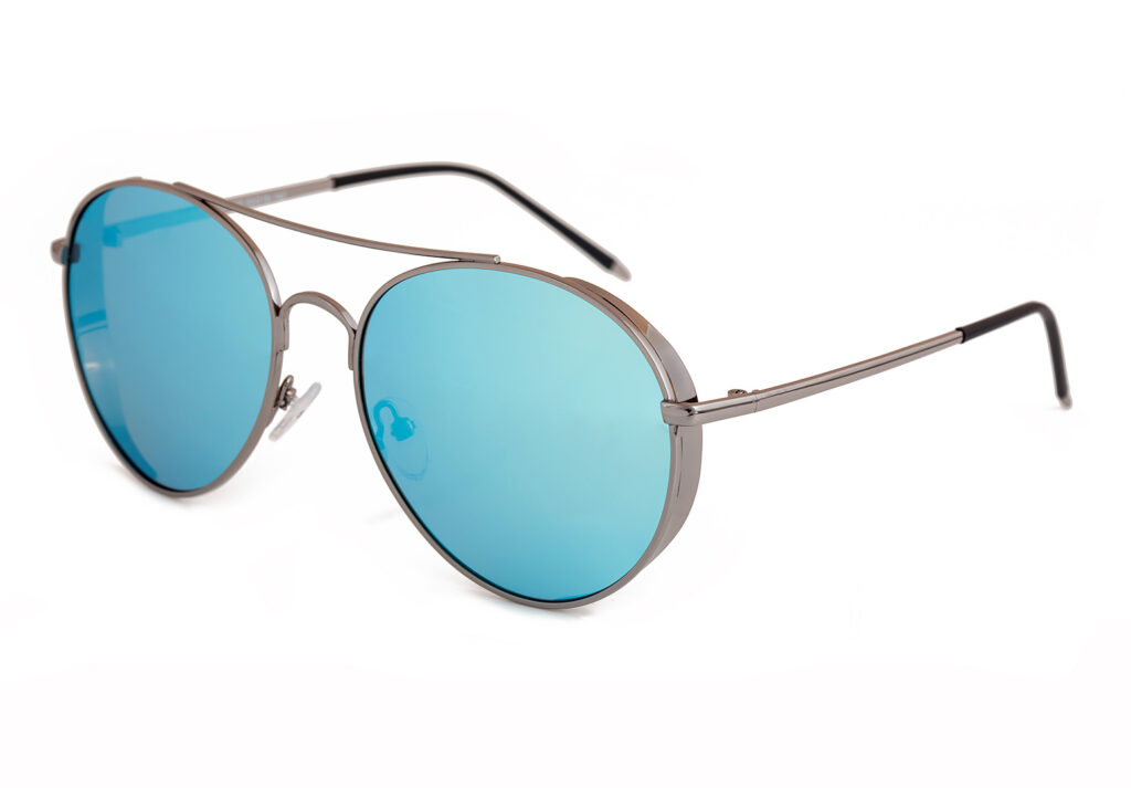 Mavi camlı metal çerçeveli yuvarlak güneş gözlüğü ürün fotoğraf çekimi
