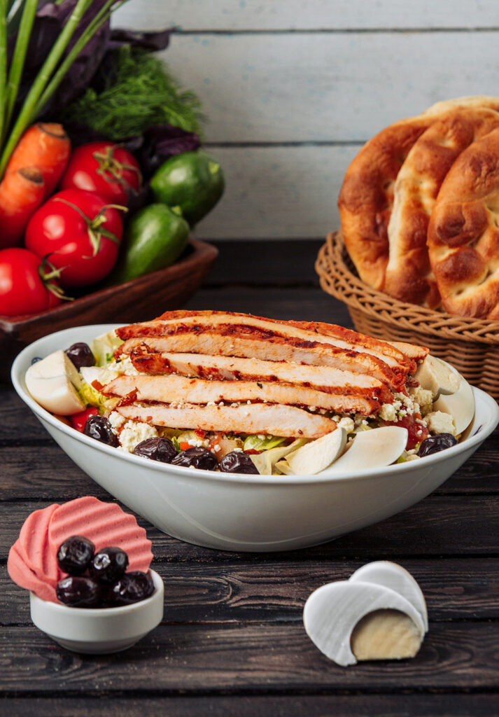 Tavuklu salata ve pide ekmekleriyle restoran menü fotoğraf çekimi
