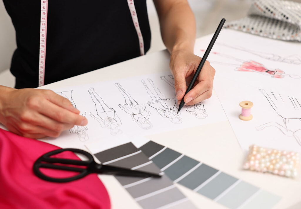 Moda tasarımcısı, defile çizimleri üzerinde çalışıyor.