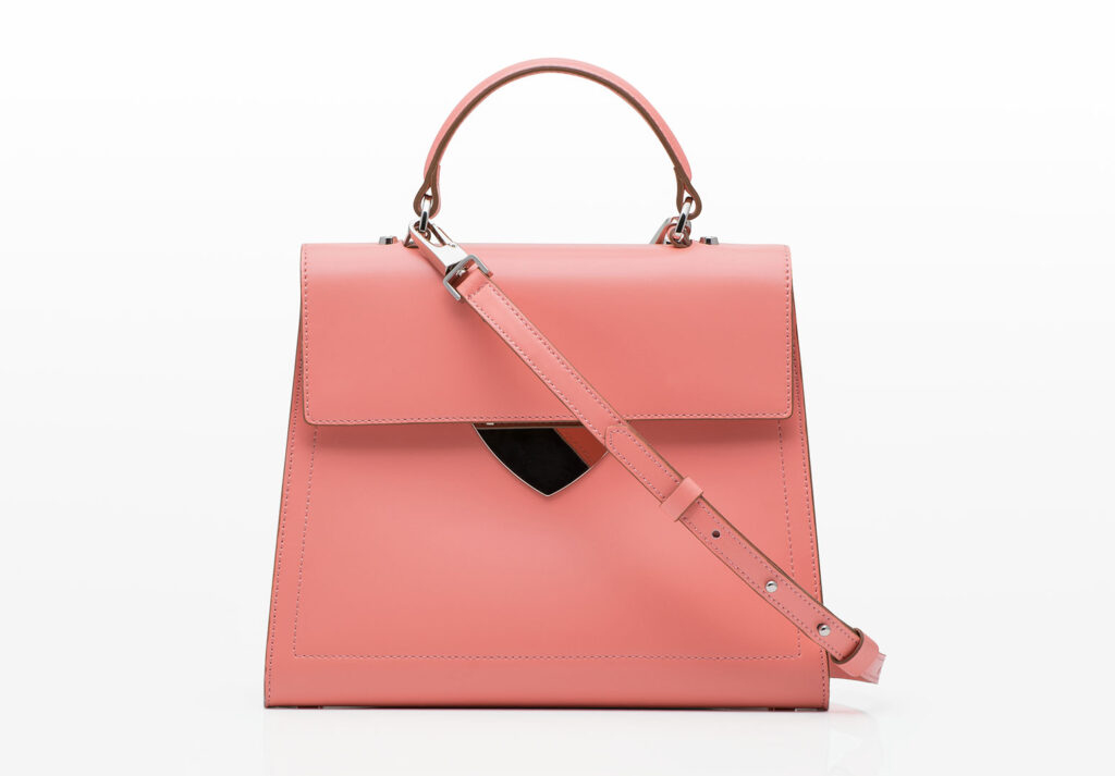 Pembe deri kadın çanta önden çekim – profesyonel stüdyo fotoğrafı