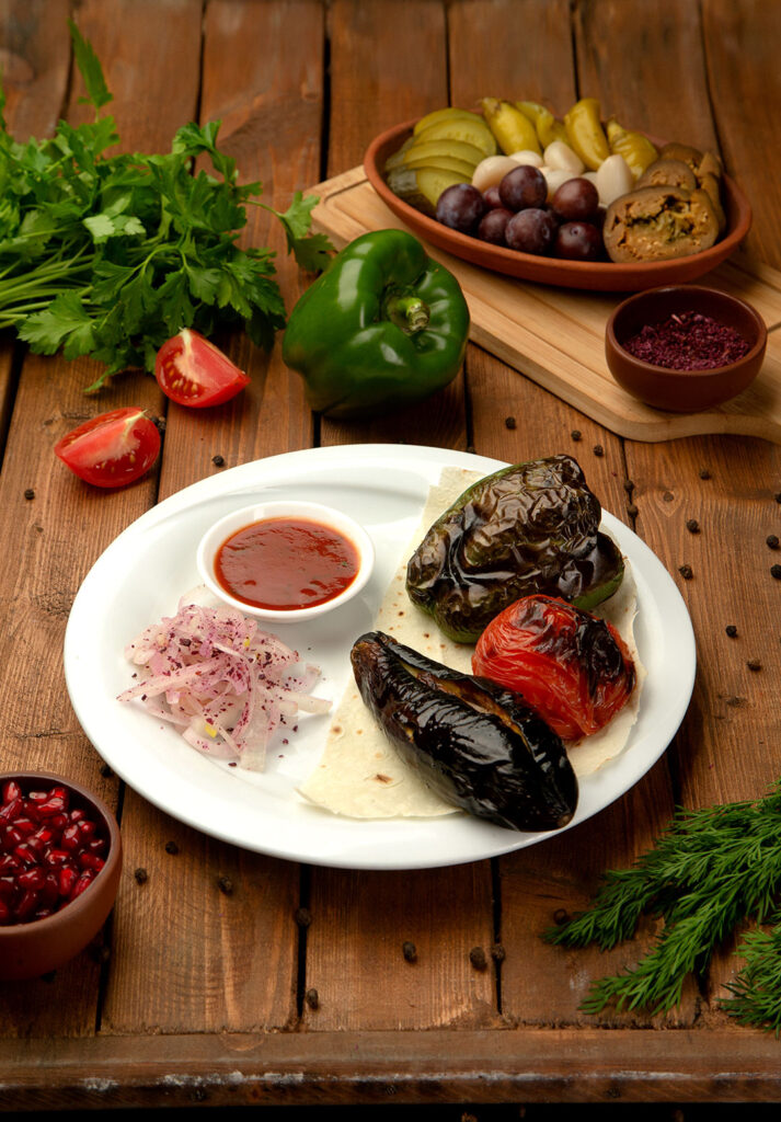 Izgara sebzeler, közlenmiş biber ve domates ile tabak sunumu – restoran çekimi