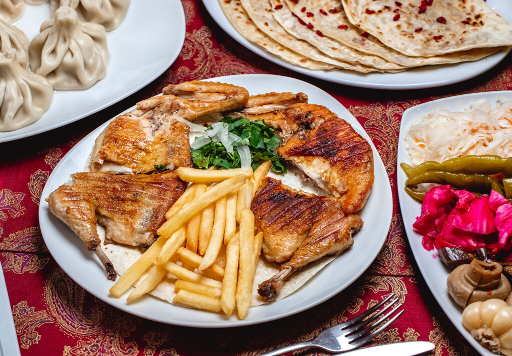 Izgara tavuk, patates kızartması ve lavaş ile restoran menü fotoğraf çekimi