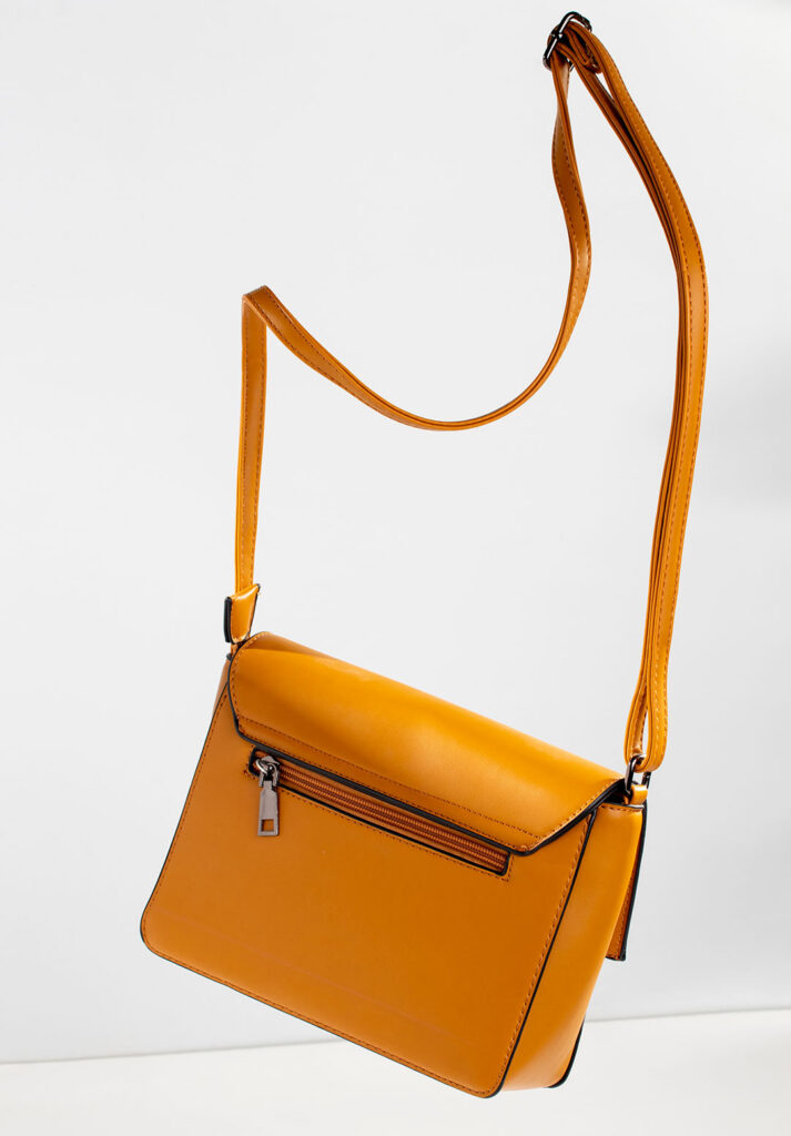 Havada duran sarı kadın çantası – levitasyon tekniği ile ürün çekimi