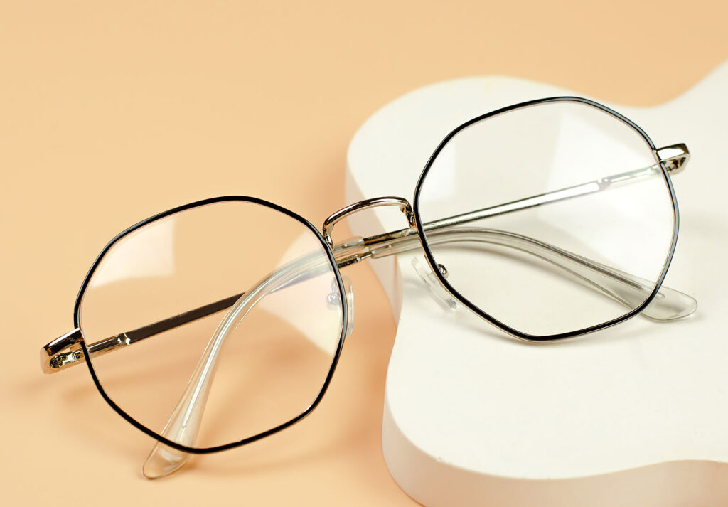 Siyah çerçeveli şeffaf camlı modern gözlük profesyonel ürün çekimi