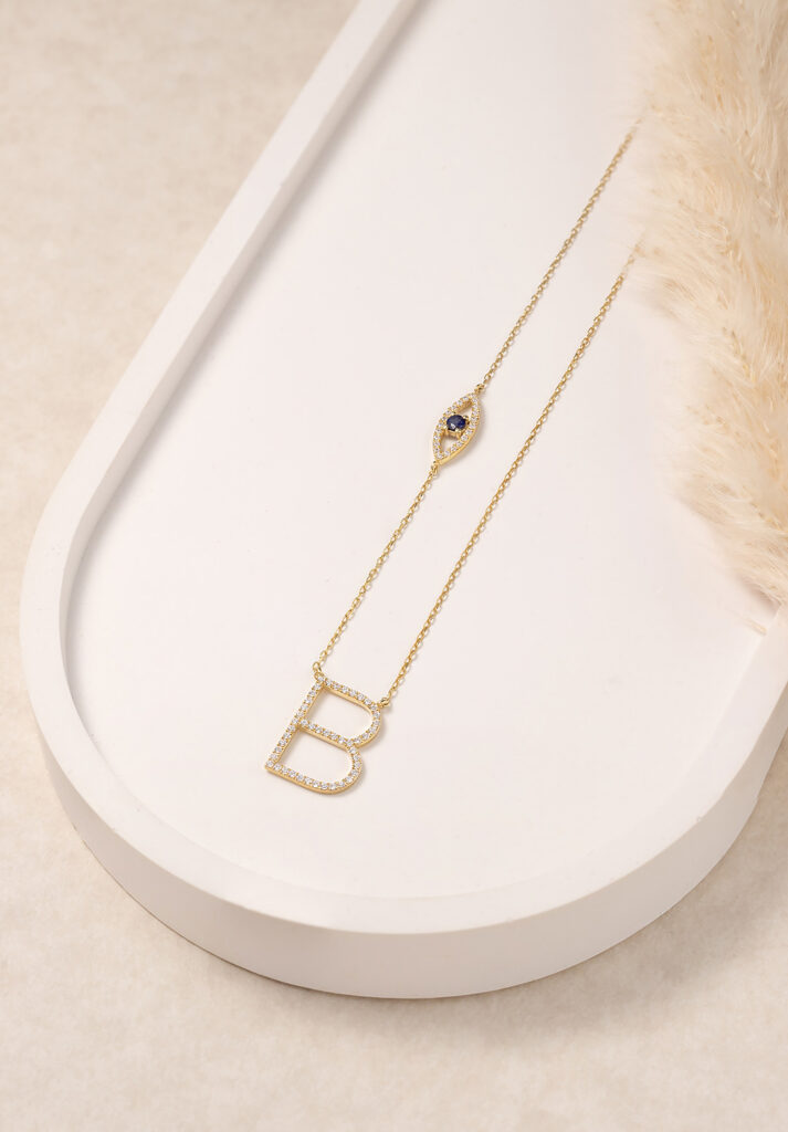 Altın B harfi ve nazar boncuğu detaylı kolye – takı fotoğraf çekimi