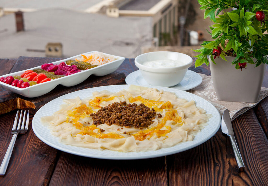 Beyaz tabakta mantı ve yoğurt sunumu – yemek sipariş platformu için çekim