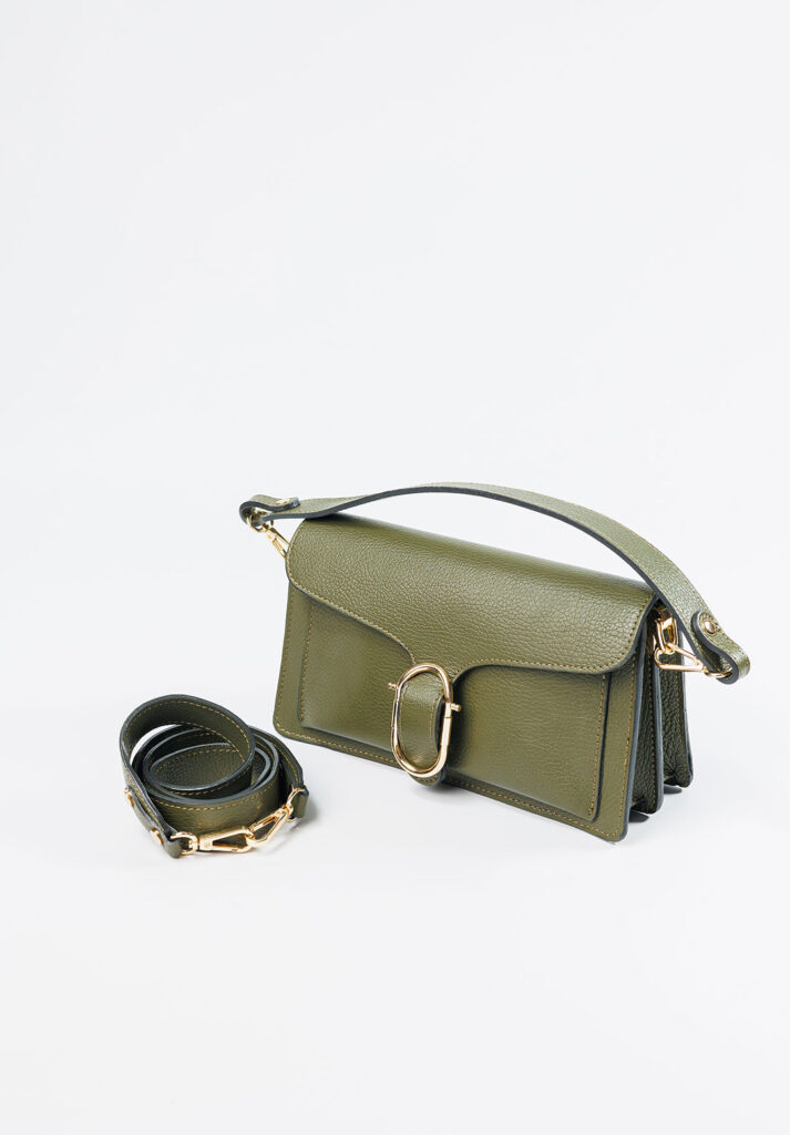 Yeşil deri kadın çanta altın tokalı – profesyonel ürün fotoğraf çekimi